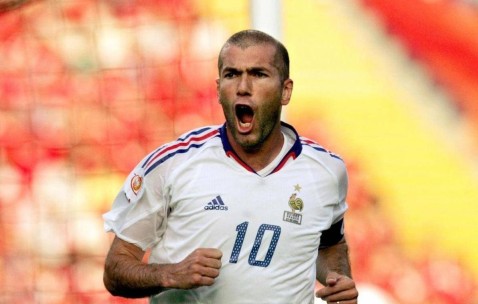 英媒这排名公然无视C罗961球纪录，历史第一人人喊打，欧冠荣耀没人能敌