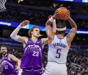 马尔卡宁空砍27分 班凯罗23+7+8魔术胜爵士