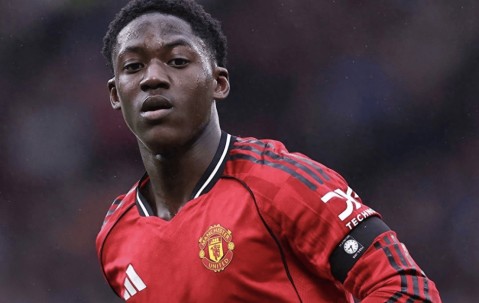 梅努在卡里克麾下迅速崛起，成为曼联中场新星。