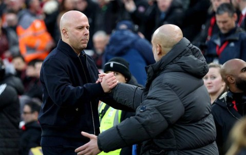 利物浦主帅七轮仅一胜却依然笑对逆境，不满关键红牌判罚引争议