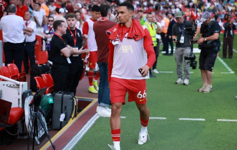 泪别安菲尔德！利物浦太子阿诺德遭嘘，新帅斯洛特恳求：给他应有的掌声！