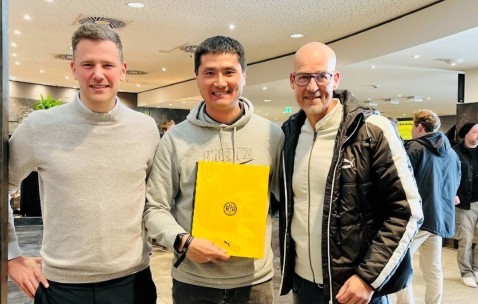 他曾在德甲留洋多年踢主力，现在退役后成中超名帅，已得到认可