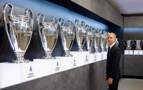 底蕴这一块！为震慑对手，皇马在进伯纳乌通道中展示15座欧冠奖杯