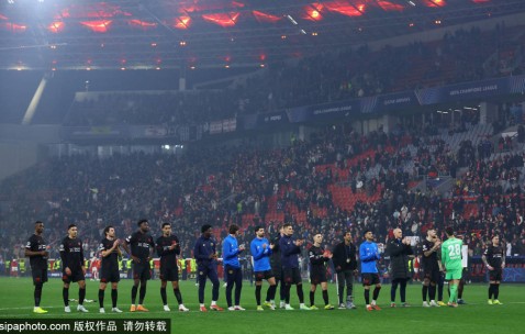 裁判赛后认错！拜耳球场1-1：迪亚斯红牌引爆德甲舆论，拜仁被罚下九人艰难抢分